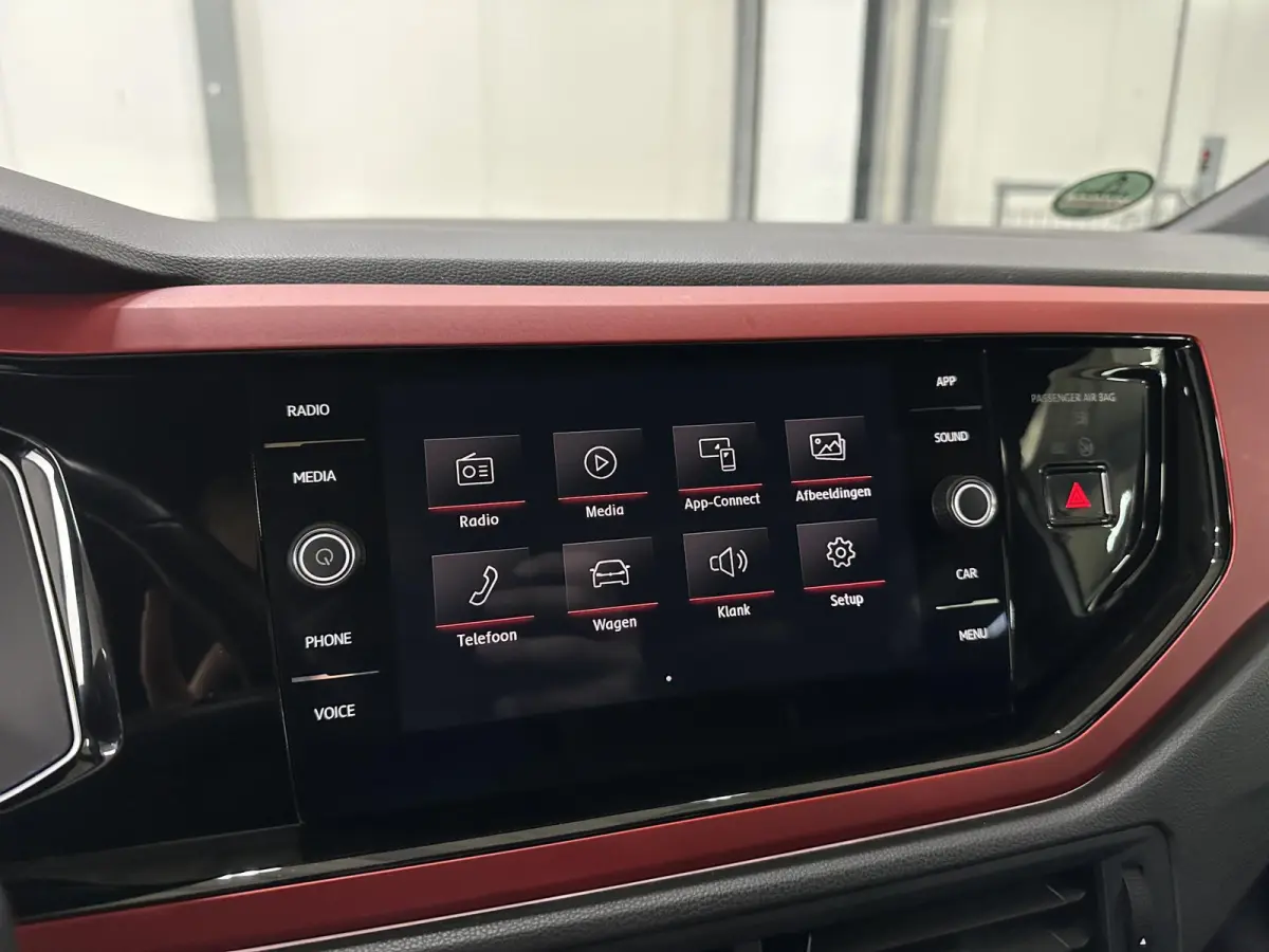 2.0 TSI GTI 200pk | BeatsAudio | Stoelverwarming | Groot scherm | Apple carplay | PDC voor & achter |