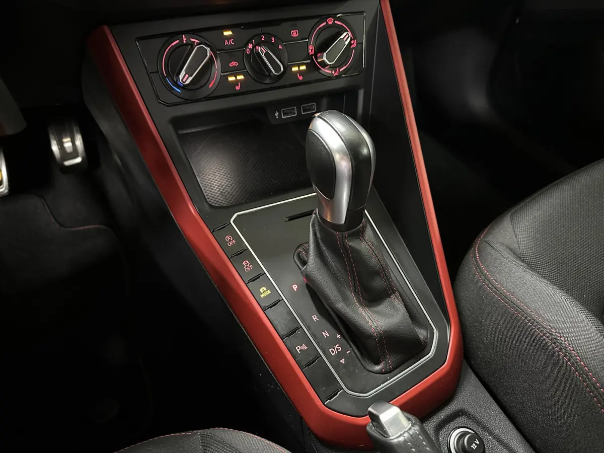 2.0 TSI GTI 200pk | BeatsAudio | Stoelverwarming | Groot scherm | Apple carplay | PDC voor & achter |