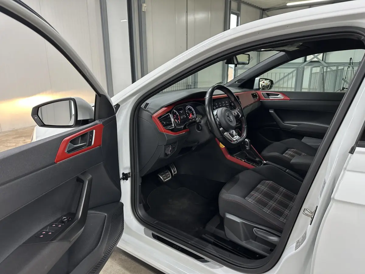 2.0 TSI GTI 200pk | BeatsAudio | Stoelverwarming | Groot scherm | Apple carplay | PDC voor & achter |