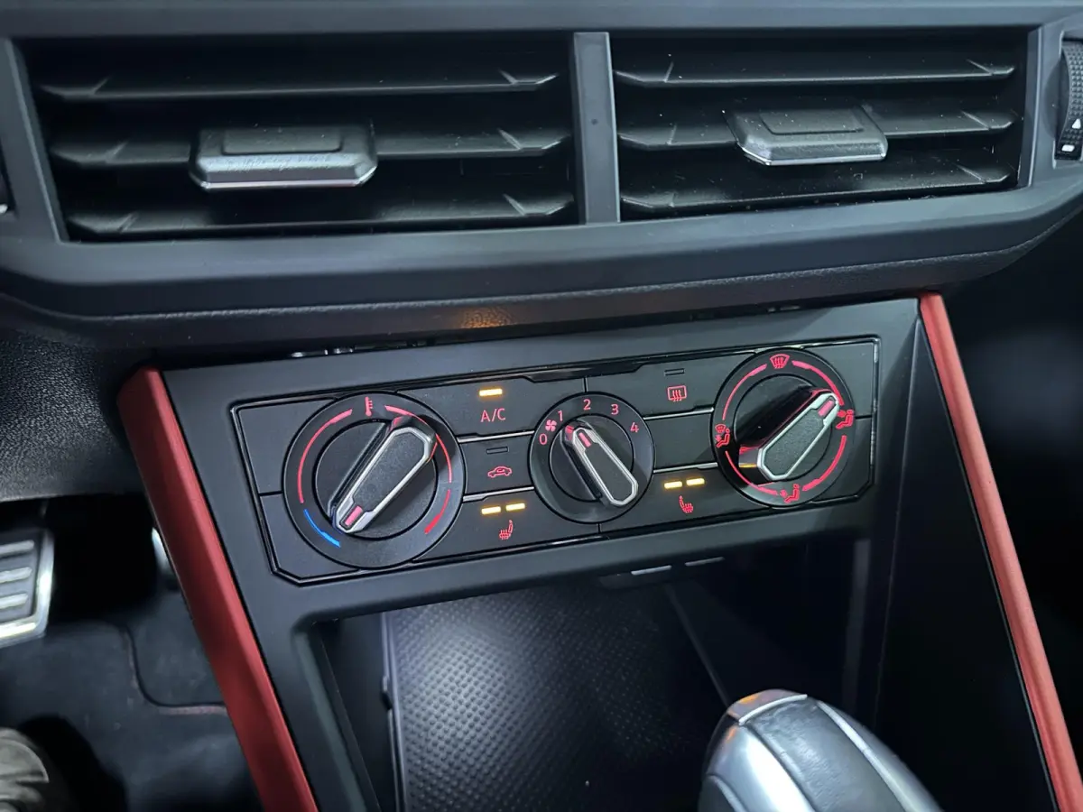 2.0 TSI GTI 200pk | BeatsAudio | Stoelverwarming | Groot scherm | Apple carplay | PDC voor & achter |