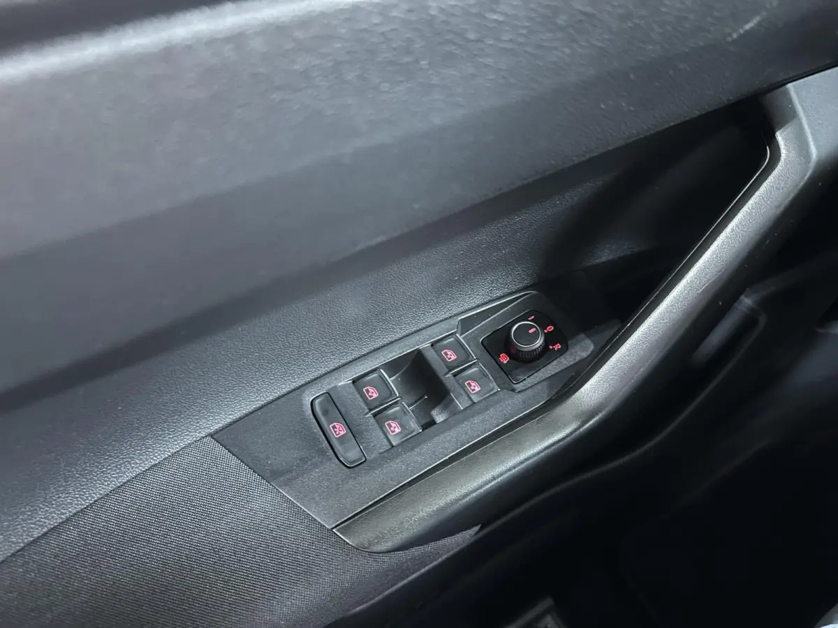 2.0 TSI GTI 200pk | BeatsAudio | Stoelverwarming | Groot scherm | Apple carplay | PDC voor & achter |
