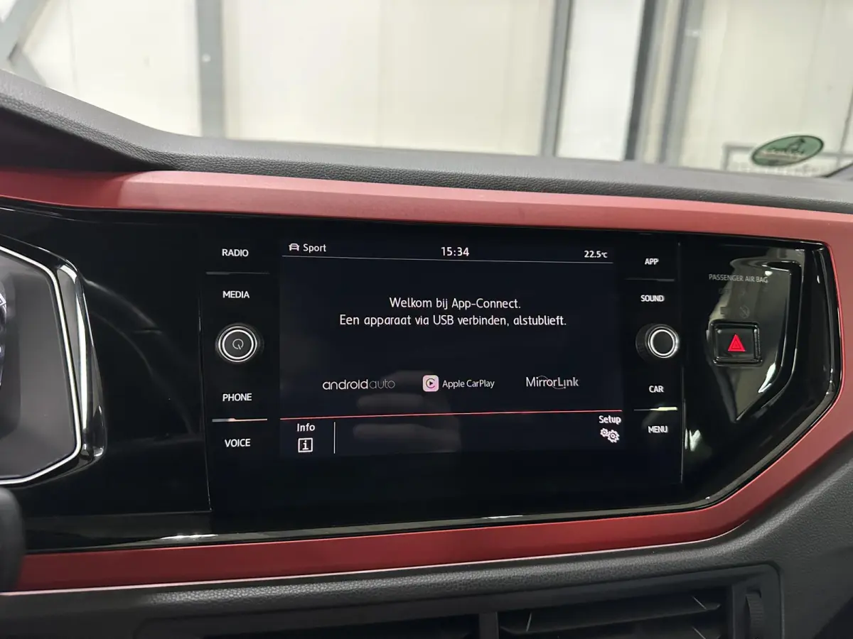2.0 TSI GTI 200pk | BeatsAudio | Stoelverwarming | Groot scherm | Apple carplay | PDC voor & achter |
