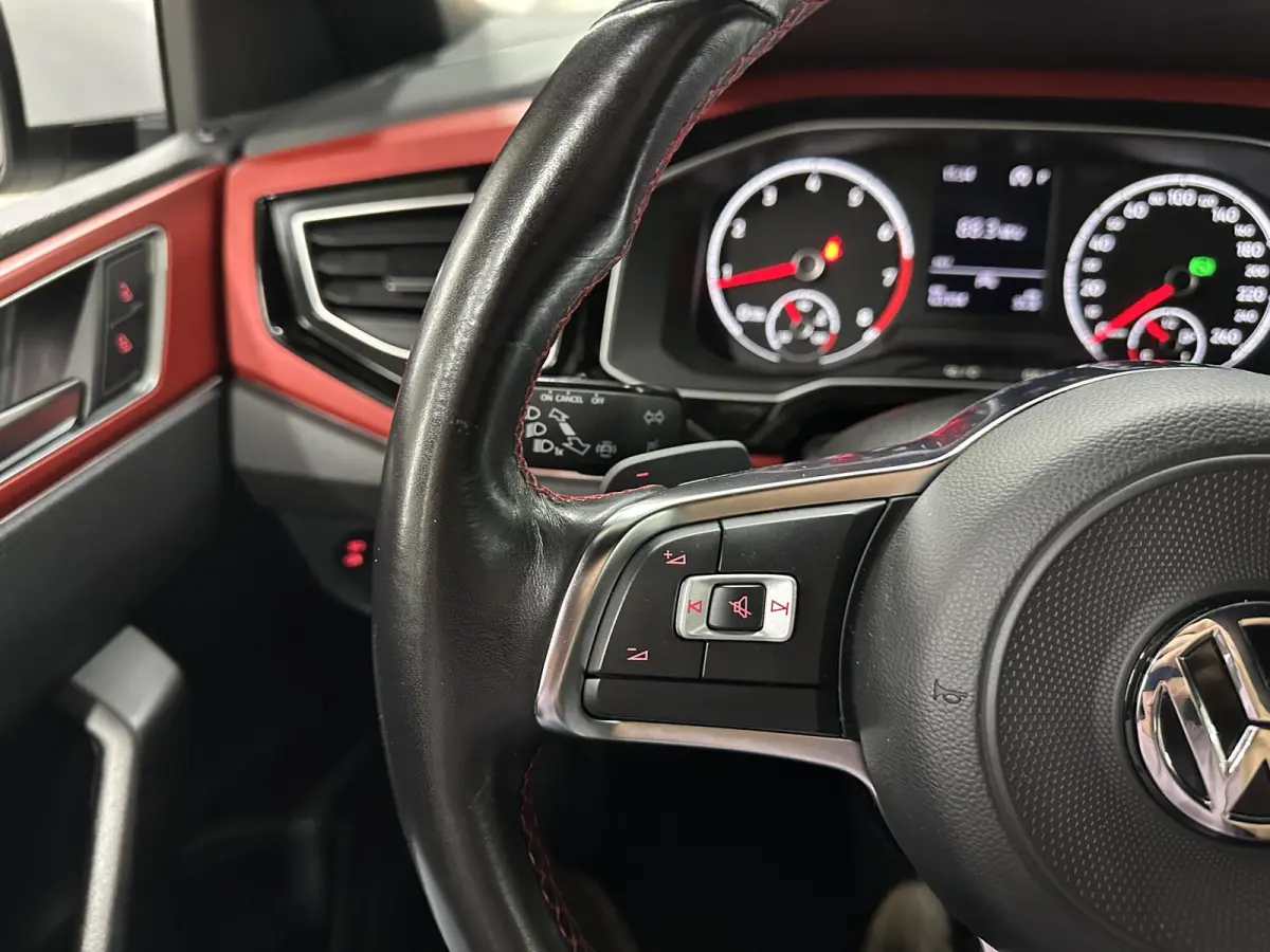 2.0 TSI GTI 200pk | BeatsAudio | Stoelverwarming | Groot scherm | Apple carplay | PDC voor & achter |