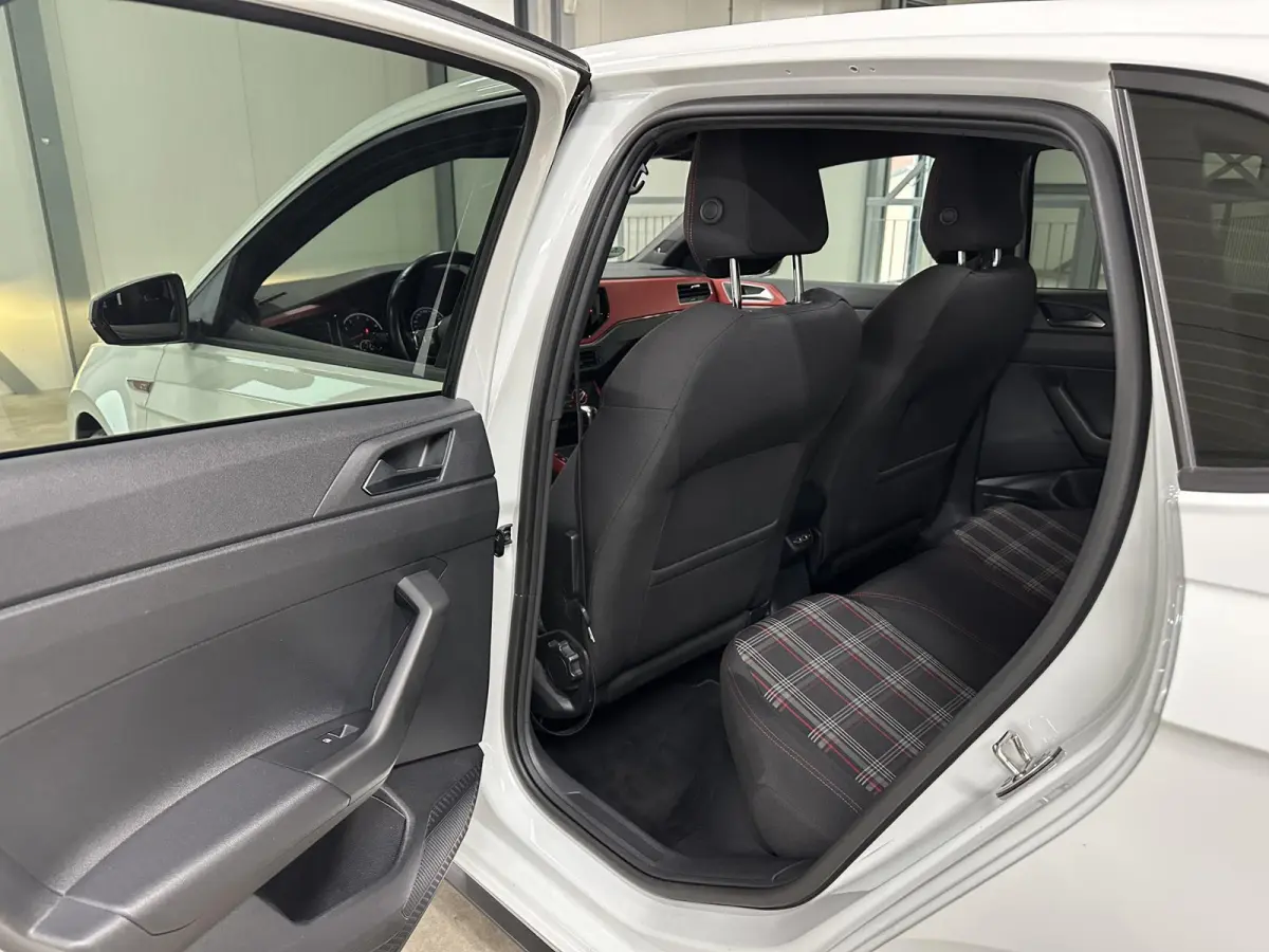 2.0 TSI GTI 200pk | BeatsAudio | Stoelverwarming | Groot scherm | Apple carplay | PDC voor & achter |
