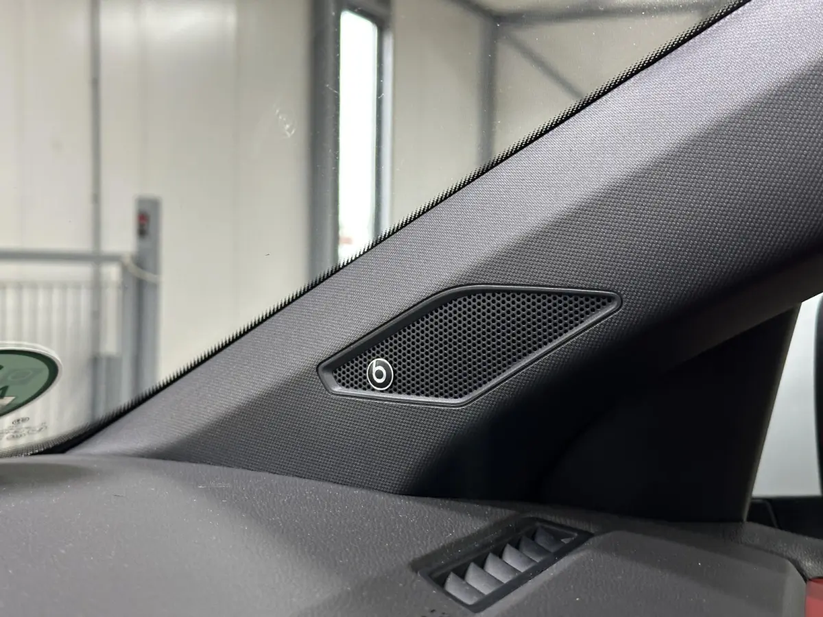 2.0 TSI GTI 200pk | BeatsAudio | Stoelverwarming | Groot scherm | Apple carplay | PDC voor & achter |