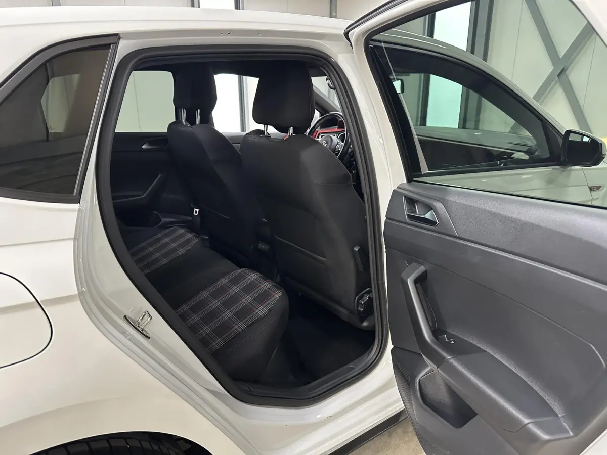 2.0 TSI GTI 200pk | BeatsAudio | Stoelverwarming | Groot scherm | Apple carplay | PDC voor & achter |
