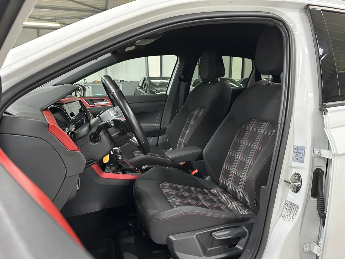 2.0 TSI GTI 200pk | BeatsAudio | Stoelverwarming | Groot scherm | Apple carplay | PDC voor & achter |