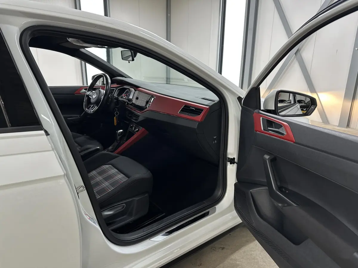 2.0 TSI GTI 200pk | BeatsAudio | Stoelverwarming | Groot scherm | Apple carplay | PDC voor & achter |