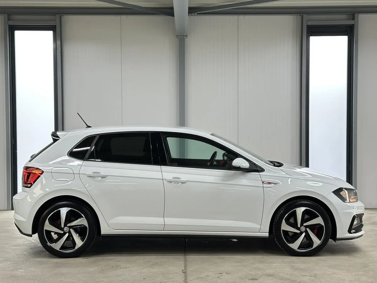 2.0 TSI GTI 200pk | BeatsAudio | Stoelverwarming | Groot scherm | Apple carplay | PDC voor & achter |