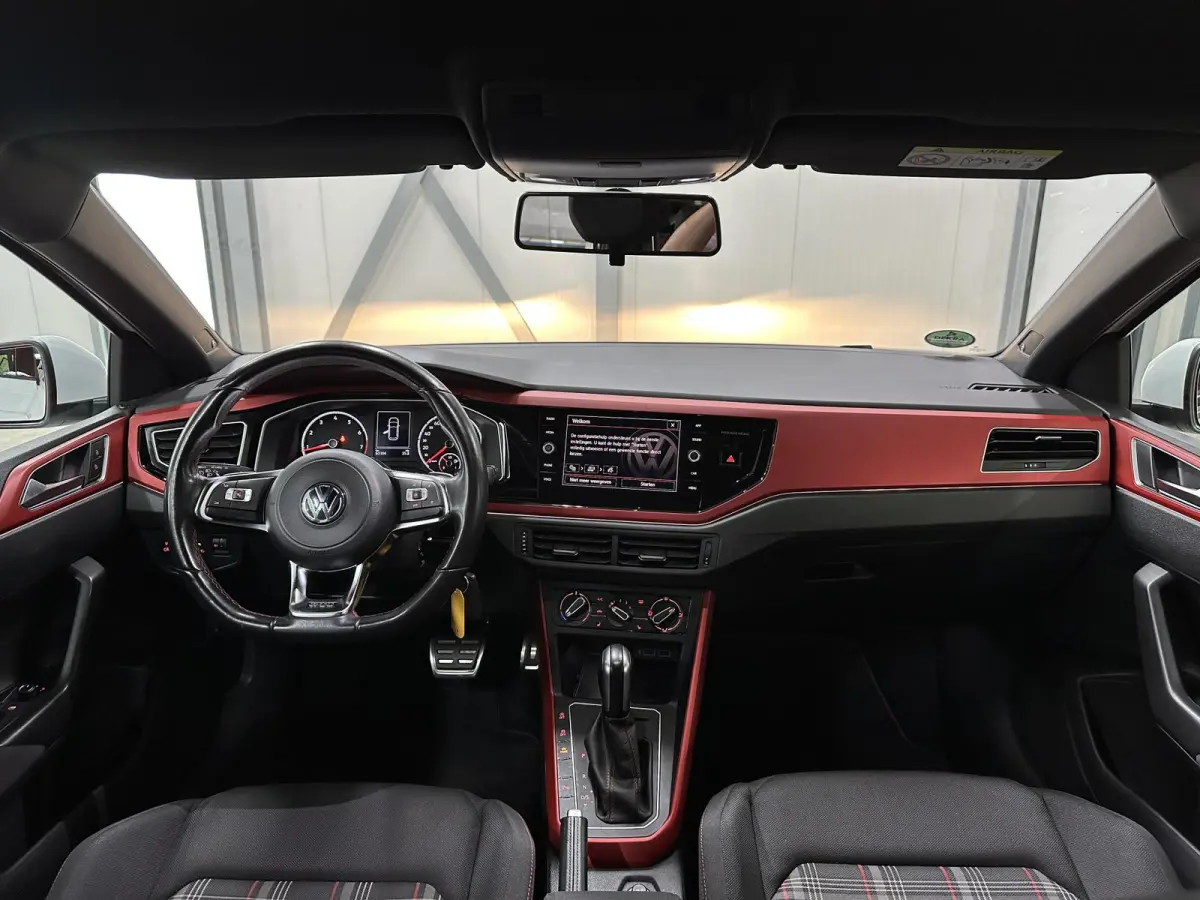 2.0 TSI GTI 200pk | BeatsAudio | Stoelverwarming | Groot scherm | Apple carplay | PDC voor & achter |
