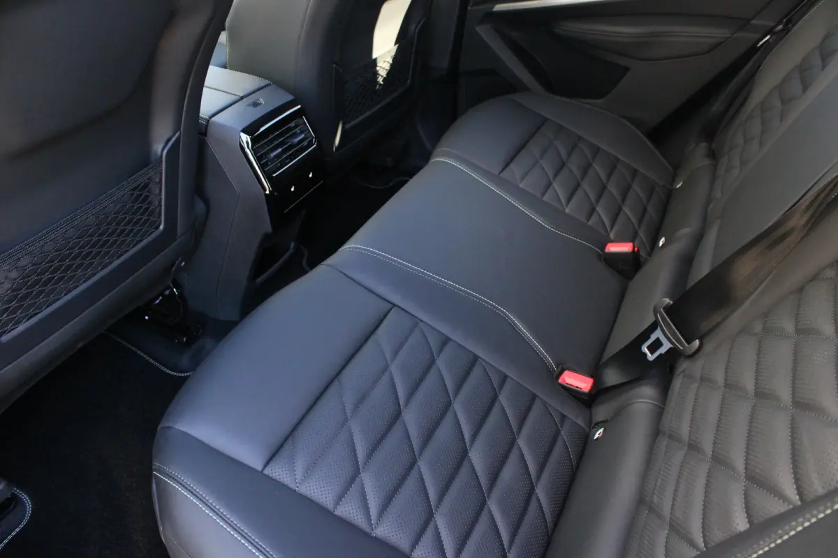 1.2 Hybrid 145 GT Exclusive | Panorama/schuifdak | Lederen bekleding | Massage | Stoelverwarming + koeling |