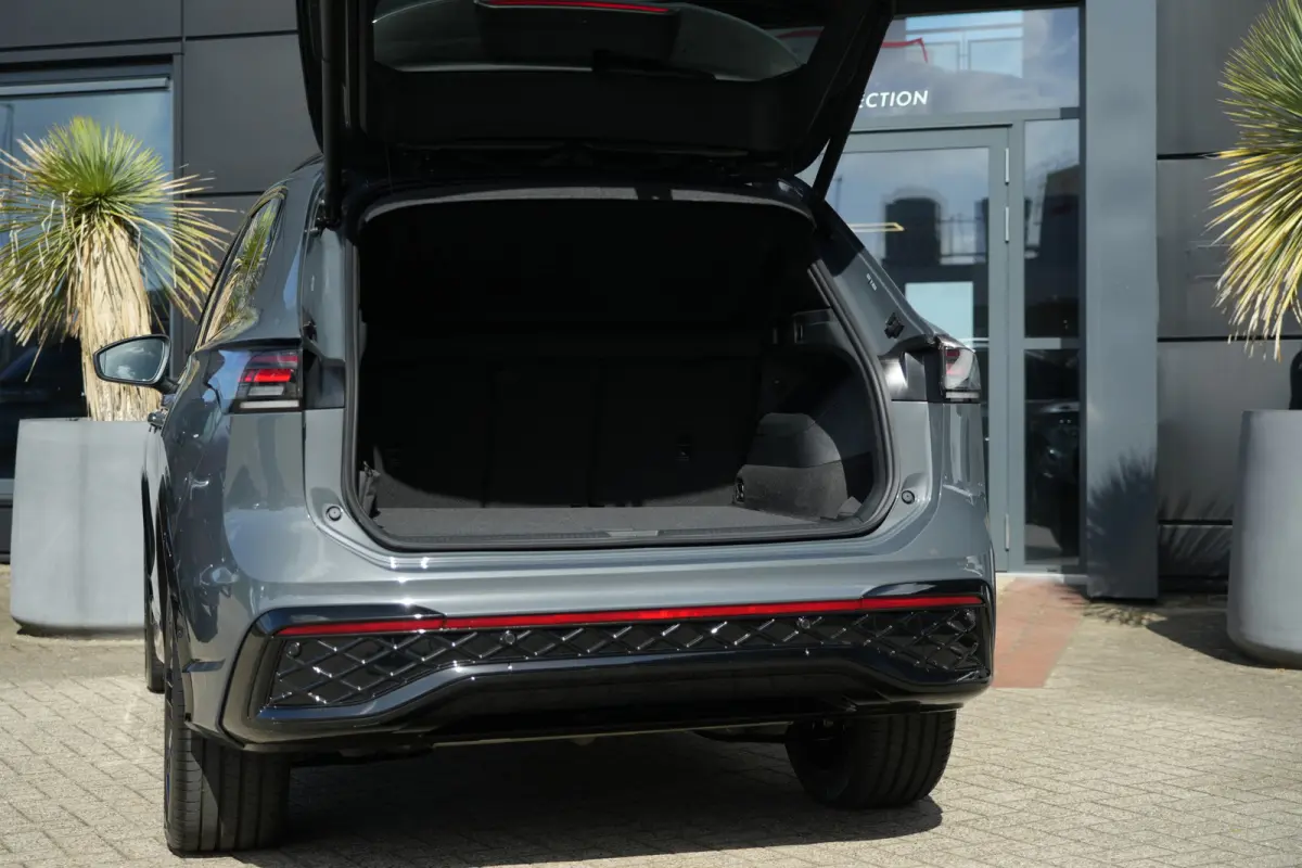1.5 eHybrid R-Line Edition | PHEV | Pano | Trekhaak | 360° Camera | Deze Volkswagen Tiguan 1.5 eHybrid R-Line Edition is de ideale combinatie van dynamisch design, dagelijks comfort en mode