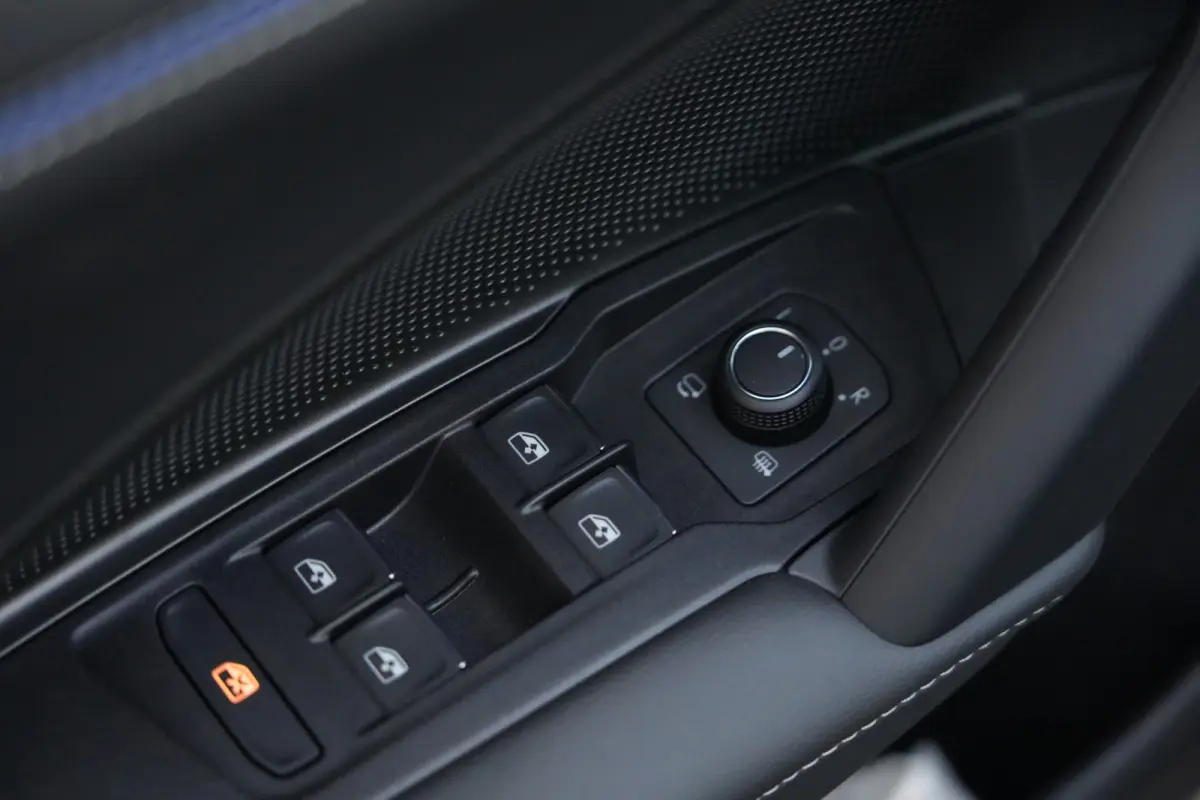 1.5 eHybrid R-Line Edition | PHEV | Pano | Trekhaak | 360° Camera | Deze Volkswagen Tiguan 1.5 eHybrid R-Line Edition is de ideale combinatie van dynamisch design, dagelijks comfort en mode