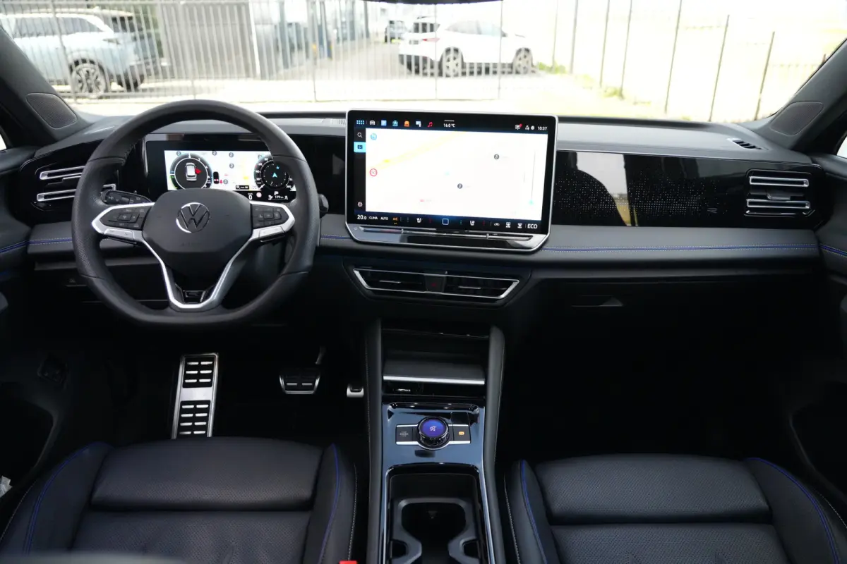 1.5 eHybrid R-Line Edition | PHEV | Pano | Trekhaak | 360° Camera | Deze Volkswagen Tiguan 1.5 eHybrid R-Line Edition is de ideale combinatie van dynamisch design, dagelijks comfort en mode