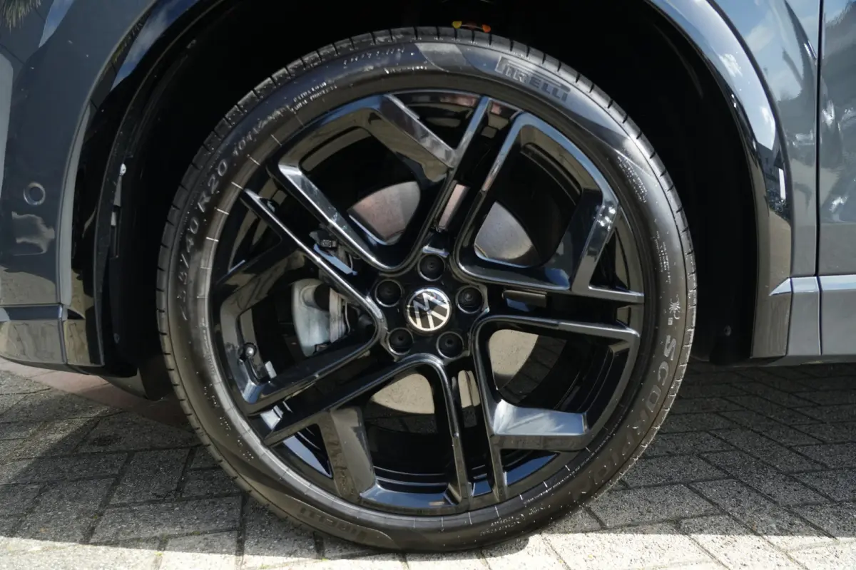 1.5 eHybrid R-Line Edition | PHEV | Pano | Trekhaak | 360° Camera | Deze Volkswagen Tiguan 1.5 eHybrid R-Line Edition is de ideale combinatie van dynamisch design, dagelijks comfort en mode