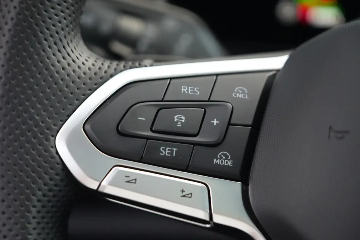 1.5 eHybrid R-Line Edition | PHEV | Pano | Trekhaak | 360° Camera | Deze Volkswagen Tiguan 1.5 eHybrid R-Line Edition is de ideale combinatie van dynamisch design, dagelijks comfort en mode