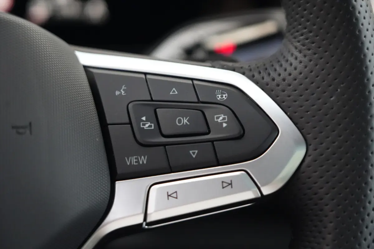 1.5 eHybrid R-Line Edition | PHEV | Pano | Trekhaak | 360° Camera | Deze Volkswagen Tiguan 1.5 eHybrid R-Line Edition is de ideale combinatie van dynamisch design, dagelijks comfort en mode