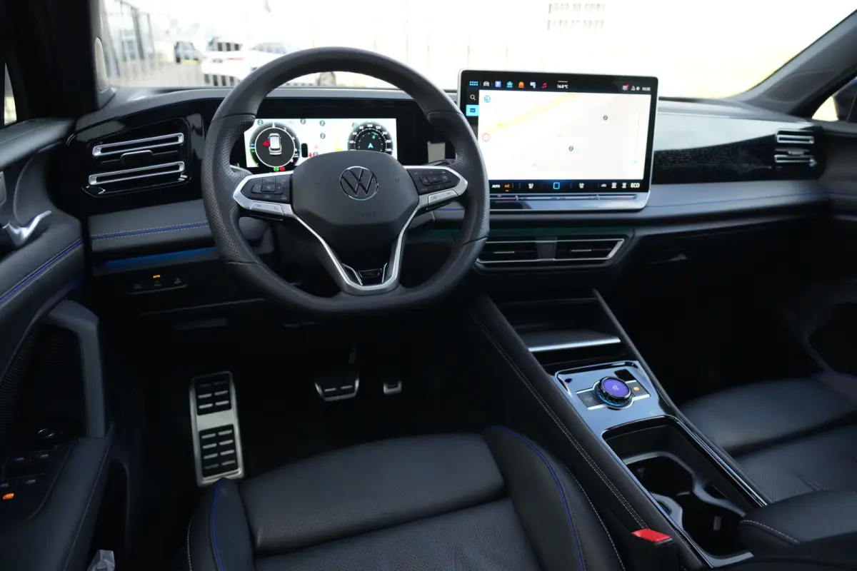 1.5 eHybrid R-Line Edition | PHEV | Pano | Trekhaak | 360° Camera | Deze Volkswagen Tiguan 1.5 eHybrid R-Line Edition is de ideale combinatie van dynamisch design, dagelijks comfort en mode