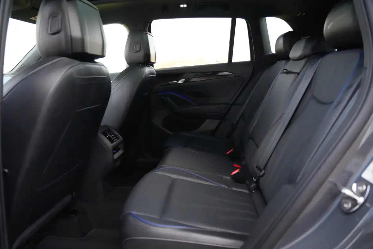 1.5 eHybrid R-Line Edition | PHEV | Pano | Trekhaak | 360° Camera | Deze Volkswagen Tiguan 1.5 eHybrid R-Line Edition is de ideale combinatie van dynamisch design, dagelijks comfort en mode