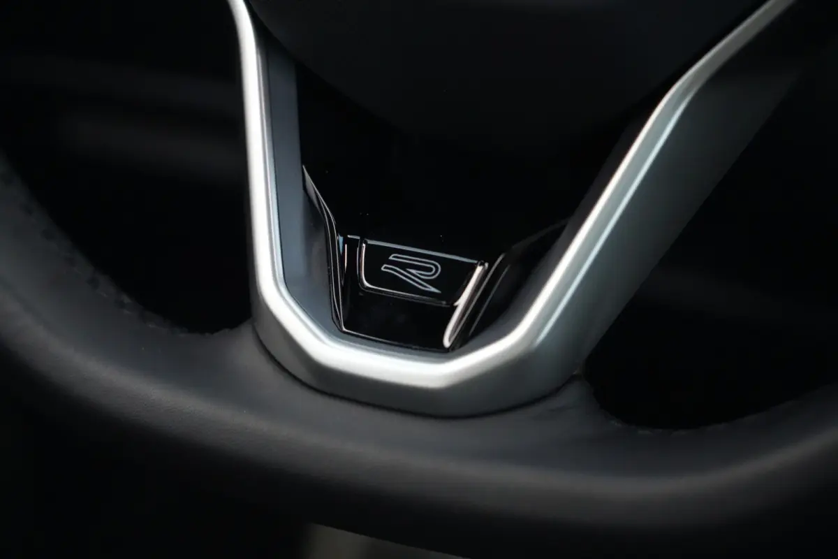 1.5 eHybrid R-Line Edition | PHEV | Pano | Trekhaak | 360° Camera | Deze Volkswagen Tiguan 1.5 eHybrid R-Line Edition is de ideale combinatie van dynamisch design, dagelijks comfort en mode