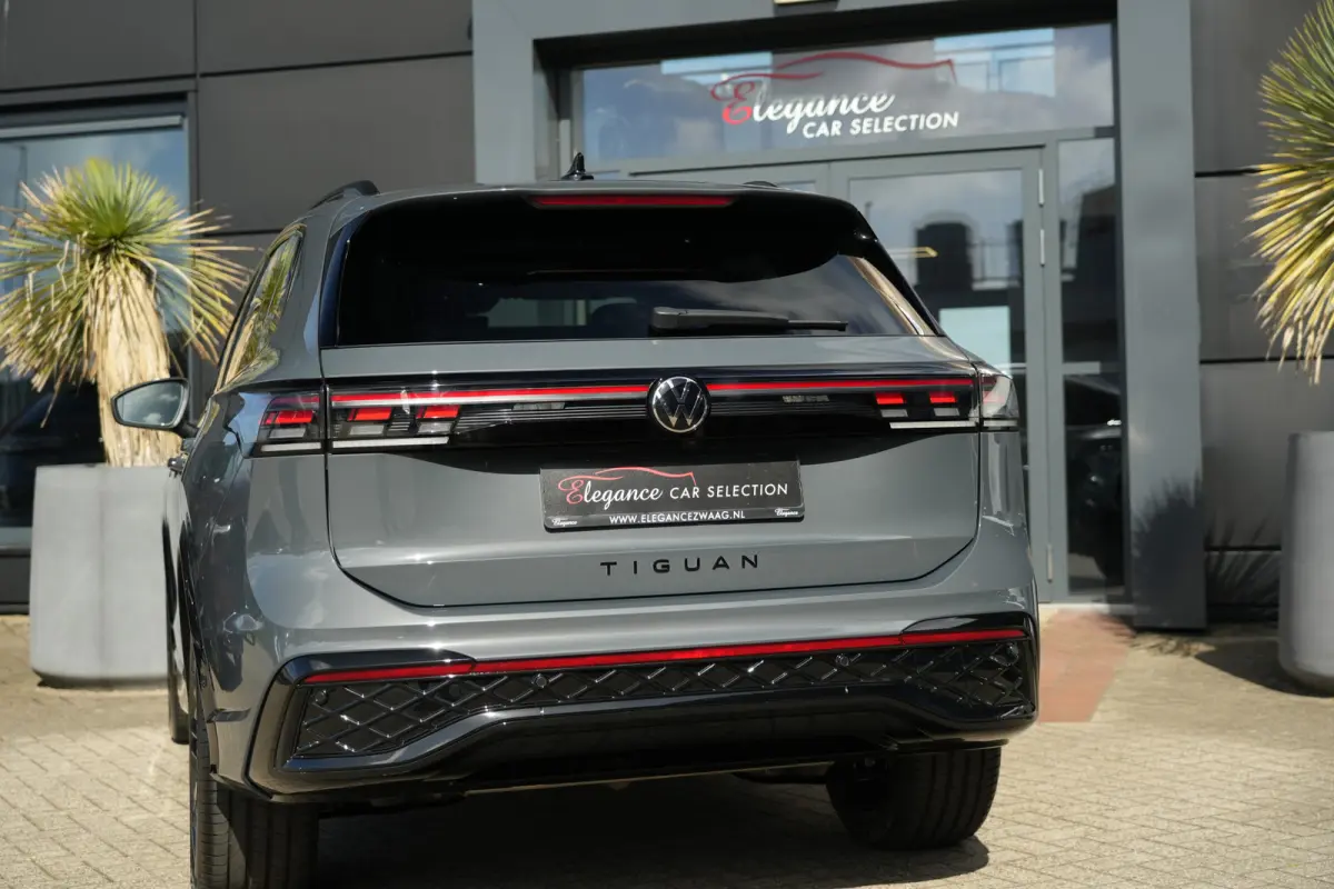 1.5 eHybrid R-Line Edition | PHEV | Pano | Trekhaak | 360° Camera | Deze Volkswagen Tiguan 1.5 eHybrid R-Line Edition is de ideale combinatie van dynamisch design, dagelijks comfort en mode