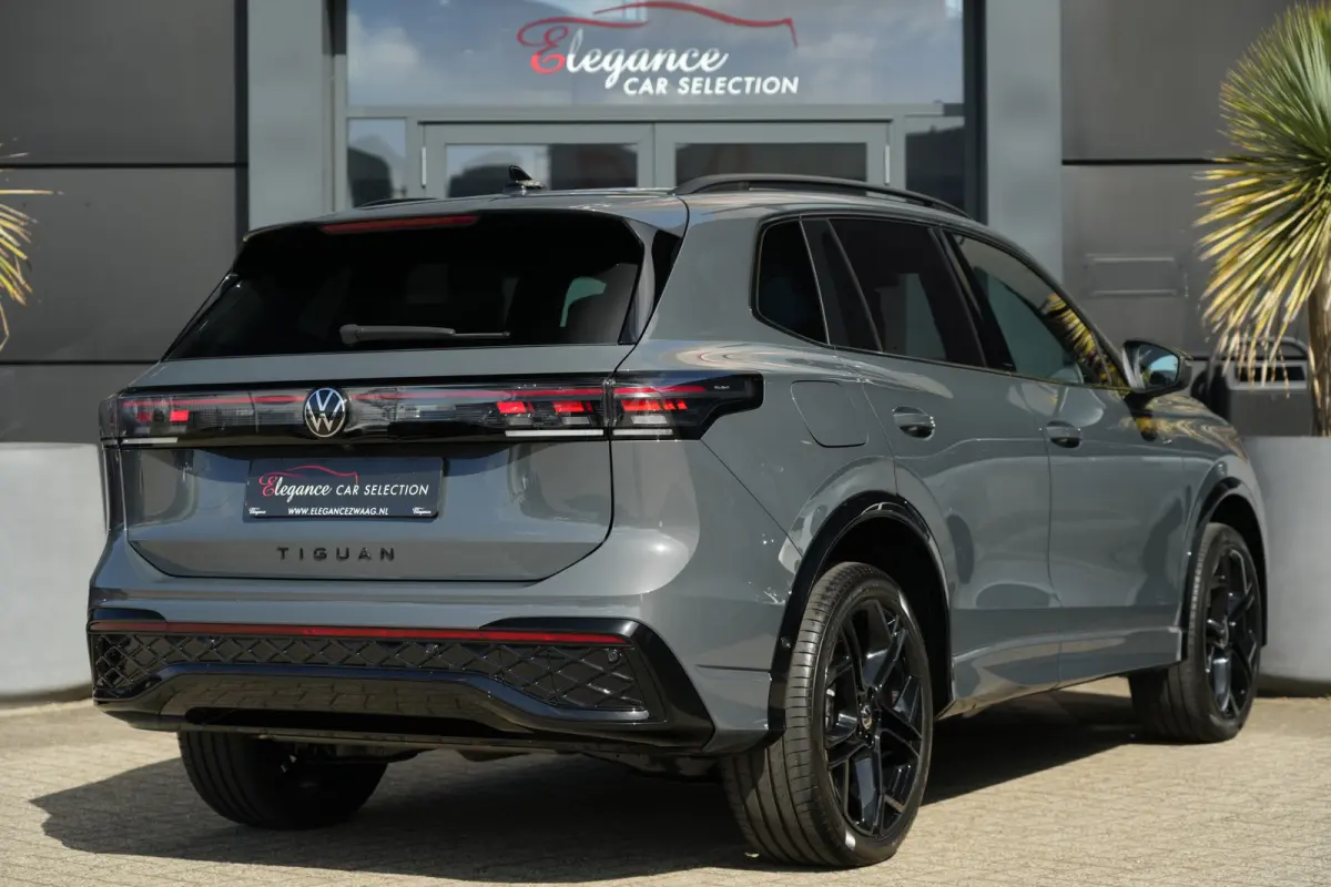 1.5 eHybrid R-Line Edition | PHEV | Pano | Trekhaak | 360° Camera | Deze Volkswagen Tiguan 1.5 eHybrid R-Line Edition is de ideale combinatie van dynamisch design, dagelijks comfort en mode