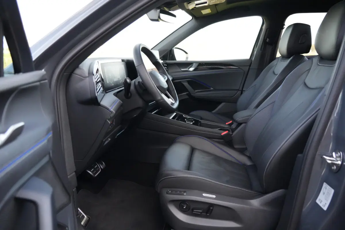 1.5 eHybrid R-Line Edition | PHEV | Pano | Trekhaak | 360° Camera | Deze Volkswagen Tiguan 1.5 eHybrid R-Line Edition is de ideale combinatie van dynamisch design, dagelijks comfort en mode