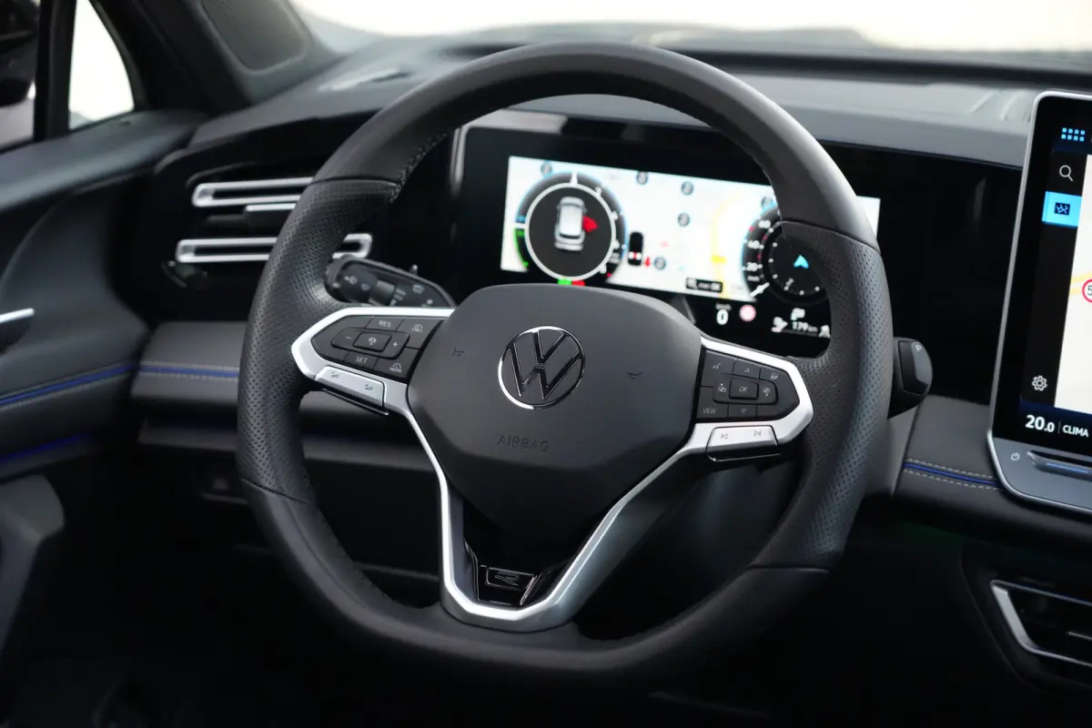 1.5 eHybrid R-Line Edition | PHEV | Pano | Trekhaak | 360° Camera | Deze Volkswagen Tiguan 1.5 eHybrid R-Line Edition is de ideale combinatie van dynamisch design, dagelijks comfort en mode