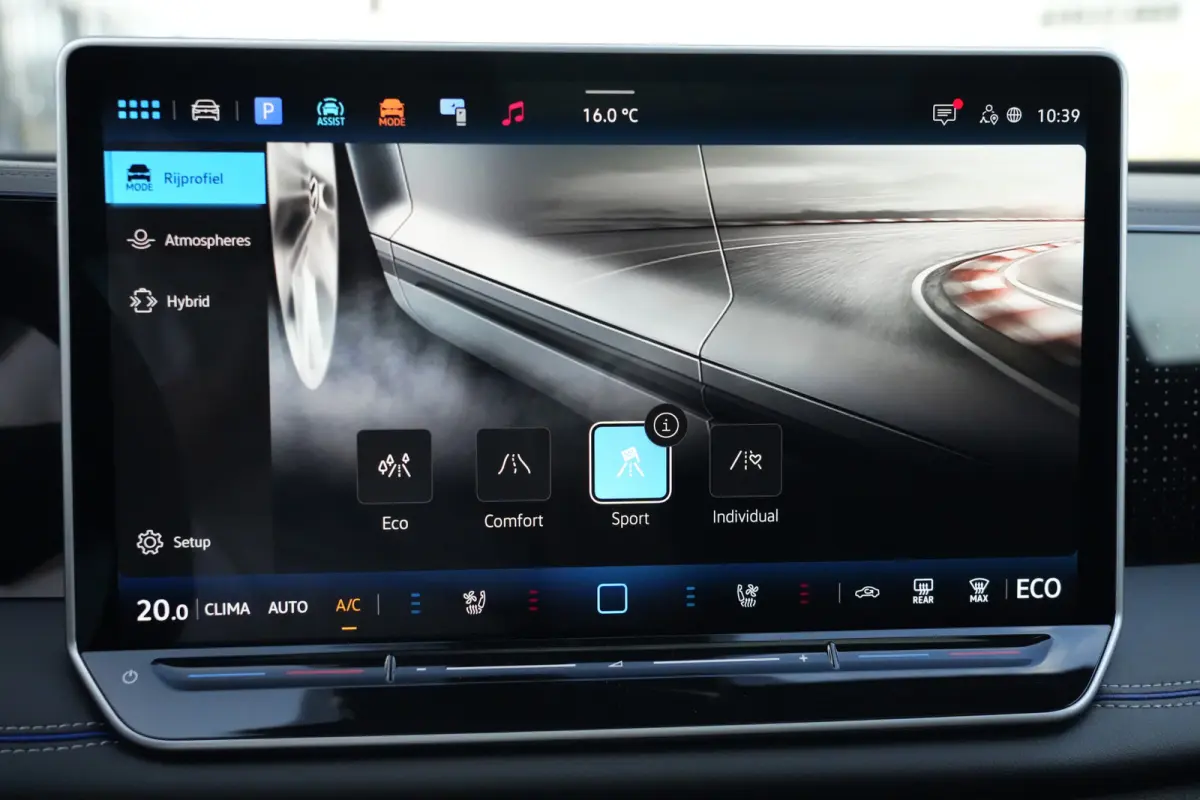 1.5 eHybrid R-Line Edition | PHEV | Pano | Trekhaak | 360° Camera | Deze Volkswagen Tiguan 1.5 eHybrid R-Line Edition is de ideale combinatie van dynamisch design, dagelijks comfort en mode