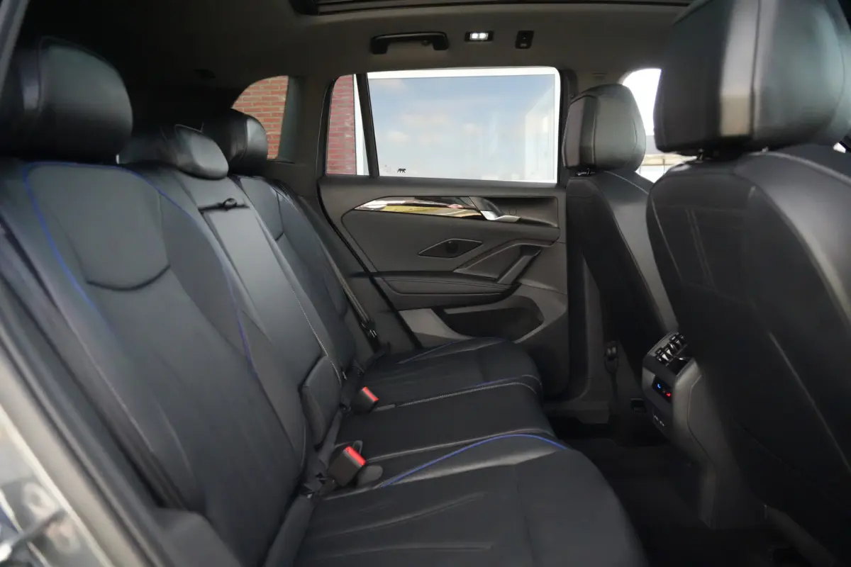 1.5 eHybrid R-Line Edition | PHEV | Pano | Trekhaak | 360° Camera | Deze Volkswagen Tiguan 1.5 eHybrid R-Line Edition is de ideale combinatie van dynamisch design, dagelijks comfort en mode