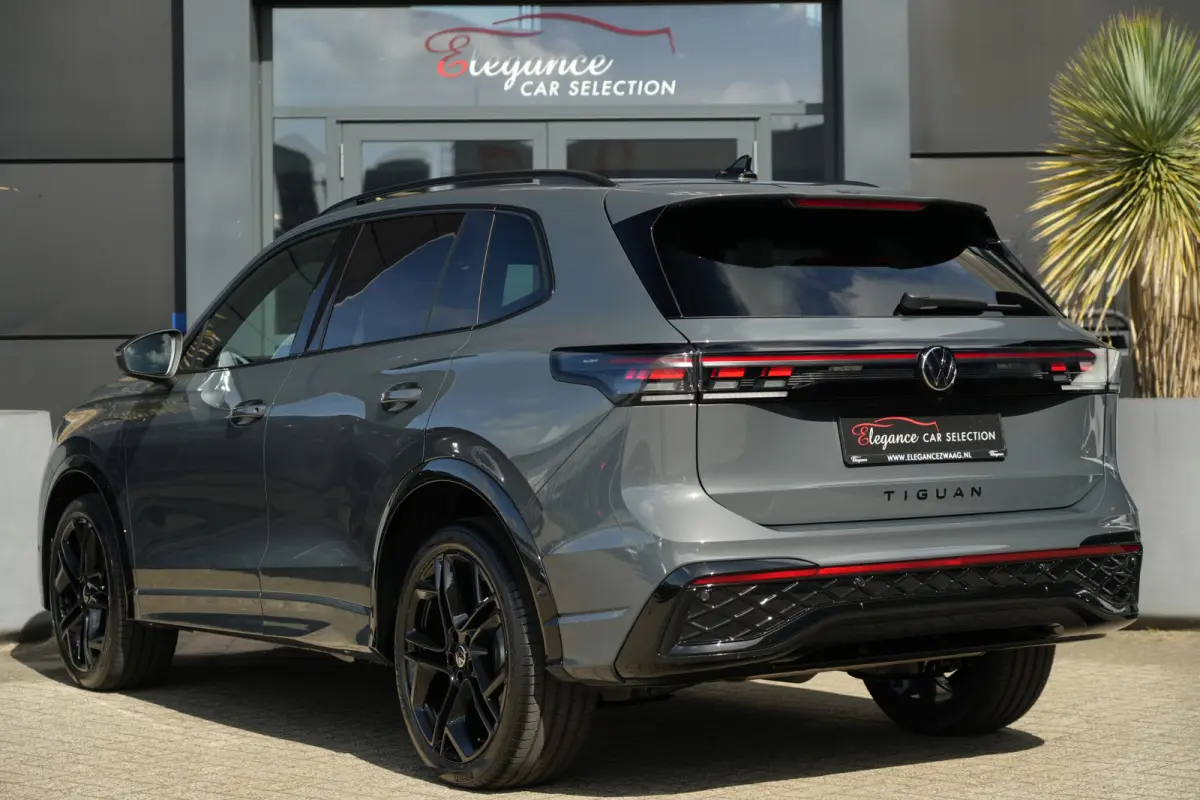 1.5 eHybrid R-Line Edition | PHEV | Pano | Trekhaak | 360° Camera | Deze Volkswagen Tiguan 1.5 eHybrid R-Line Edition is de ideale combinatie van dynamisch design, dagelijks comfort en mode