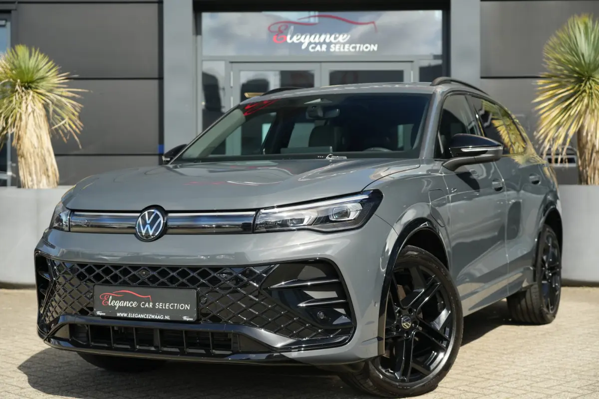 1.5 eHybrid R-Line Edition | PHEV | Pano | Trekhaak | 360° Camera | Deze Volkswagen Tiguan 1.5 eHybrid R-Line Edition is de ideale combinatie van dynamisch design, dagelijks comfort en mode