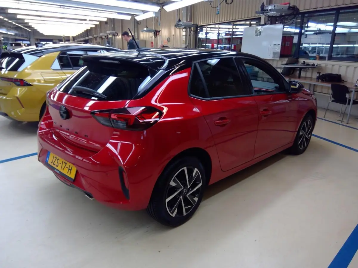 1.2 Turbo Yes / Navigatie via Carplay/ Parkeersensoren / Stuur -en Stoelverwarmd / LED / 16'' LMV