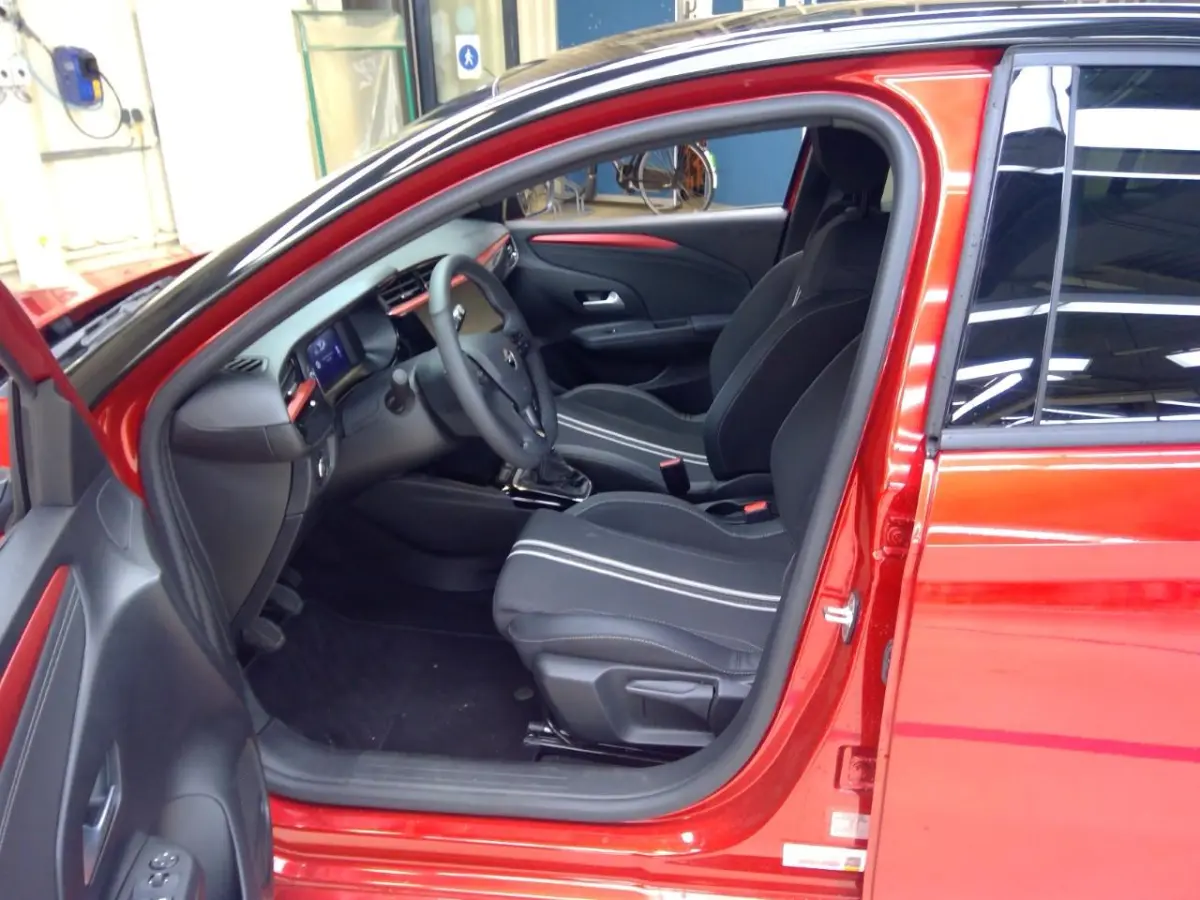1.2 Turbo Yes / Navigatie via Carplay/ Parkeersensoren / Stuur -en Stoelverwarmd / LED / 16'' LMV