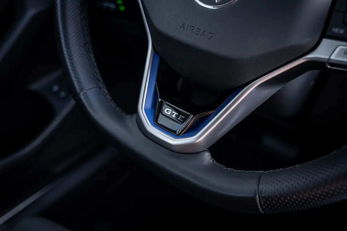 1.4 TSI PHEV GTE Business | Achteruitrijcamera | Elektrisch bedienbare achterklep met sensorsturing | Lederen bekleding