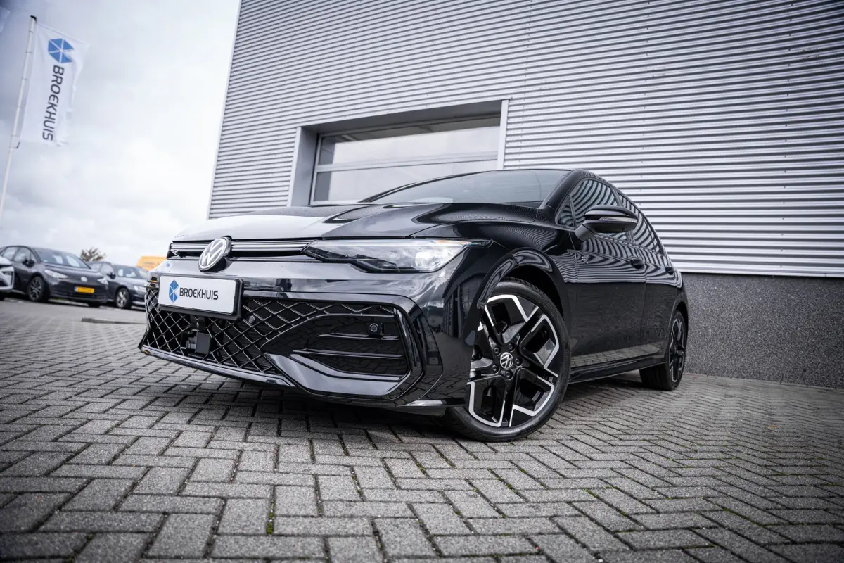 VIII Lim. 1.5 eTSI 110 kW R-Line | Adaptive Cruise Control ACC and Front Assist with Pedestrian and Cyclist Monitoring | Black Style package incl. LED Matrix package | Panoramaschuif-kanteld