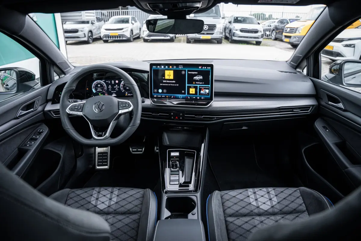 VIII Lim. 1.5 eTSI 110 kW R-Line | Adaptive Cruise Control ACC and Front Assist with Pedestrian and Cyclist Monitoring | Black Style package incl. LED Matrix package | Panoramaschuif-kanteld