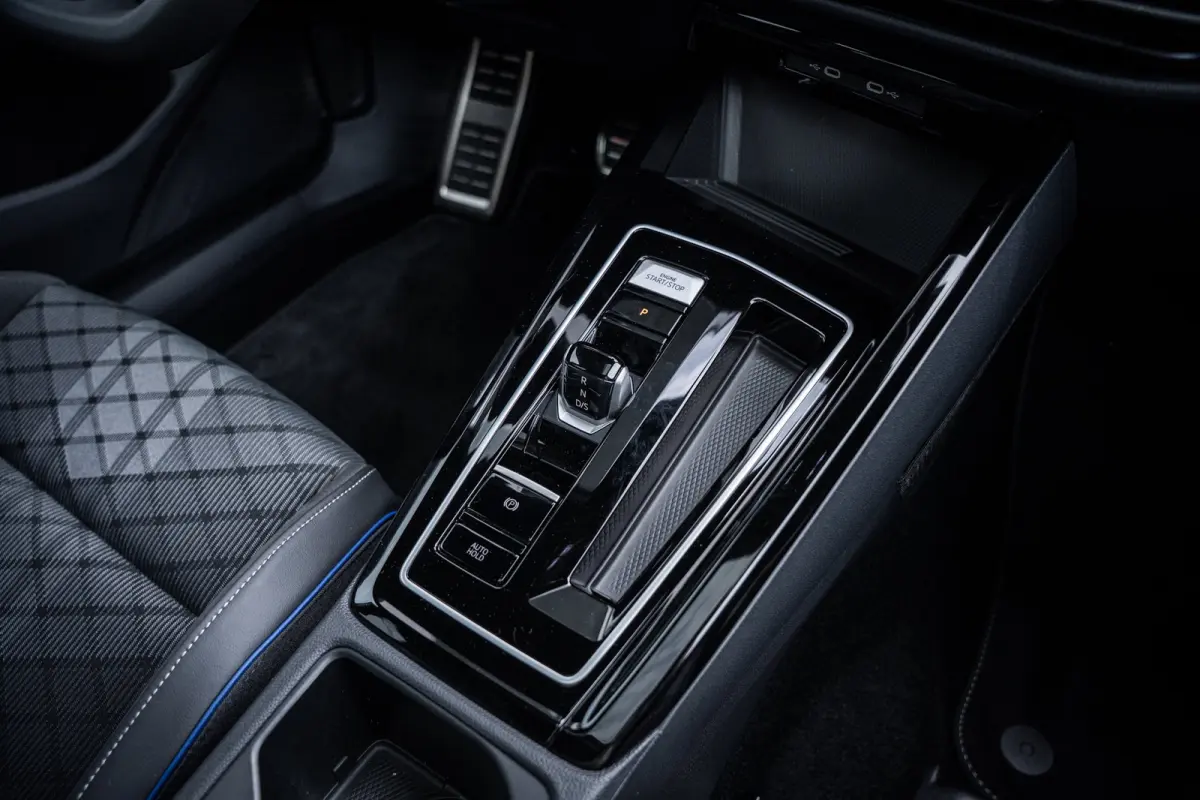 VIII Lim. 1.5 eTSI 110 kW R-Line | Adaptive Cruise Control ACC and Front Assist with Pedestrian and Cyclist Monitoring | Black Style package incl. LED Matrix package | Panoramaschuif-kanteld