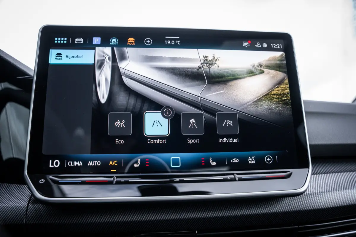 VIII Lim. 1.5 eTSI 110 kW R-Line | Adaptive Cruise Control ACC and Front Assist with Pedestrian and Cyclist Monitoring | Black Style package incl. LED Matrix package | Panoramaschuif-kanteld