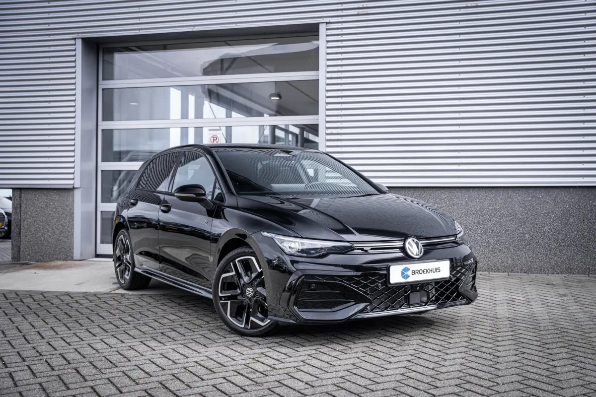 VIII Lim. 1.5 eTSI 110 kW R-Line | Adaptive Cruise Control ACC and Front Assist with Pedestrian and Cyclist Monitoring | Black Style package incl. LED Matrix package | Panoramaschuif-kanteld