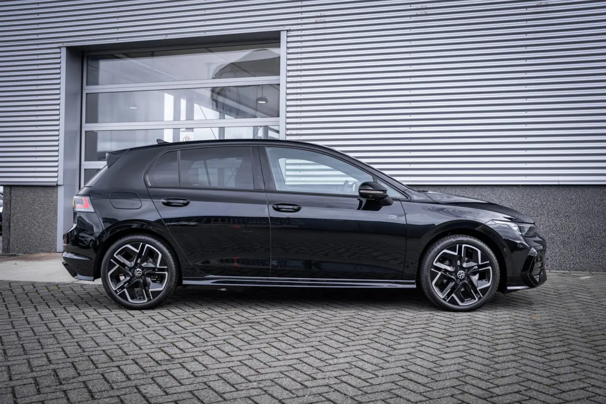 VIII Lim. 1.5 eTSI 110 kW R-Line | Adaptive Cruise Control ACC and Front Assist with Pedestrian and Cyclist Monitoring | Black Style package incl. LED Matrix package | Panoramaschuif-kanteld