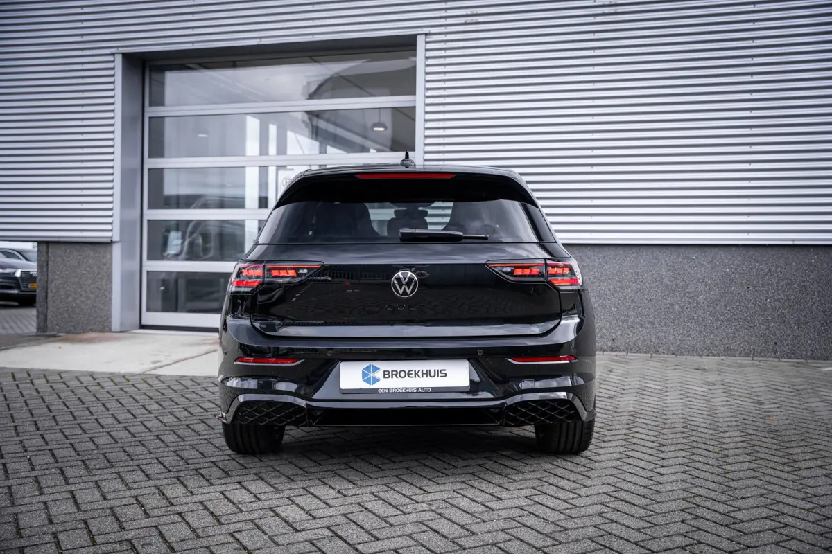 VIII Lim. 1.5 eTSI 110 kW R-Line | Adaptive Cruise Control ACC and Front Assist with Pedestrian and Cyclist Monitoring | Black Style package incl. LED Matrix package | Panoramaschuif-kanteld