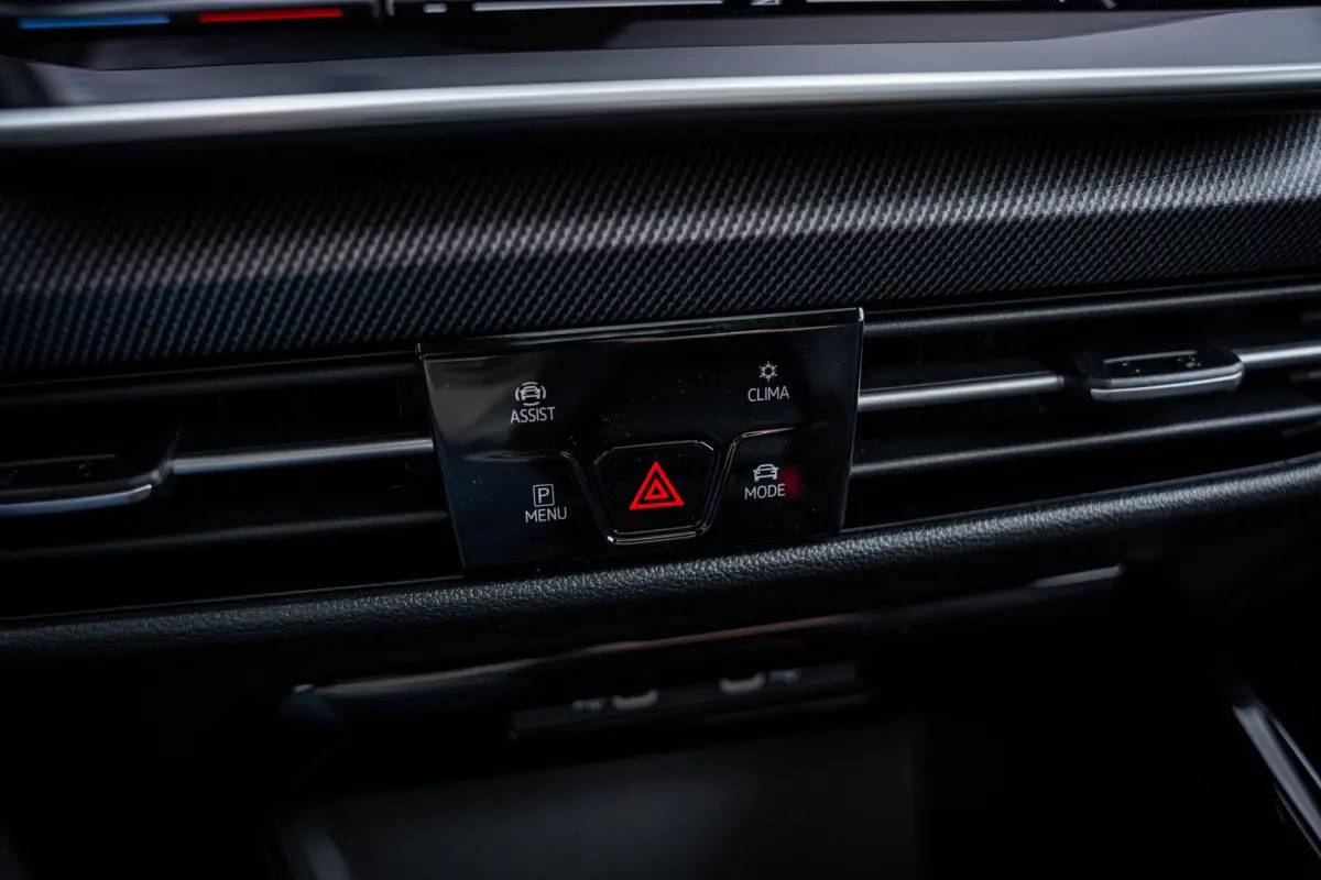 VIII Lim. 1.5 eTSI 110 kW R-Line | Adaptive Cruise Control ACC and Front Assist with Pedestrian and Cyclist Monitoring | Black Style package incl. LED Matrix package | Panoramaschuif-kanteld