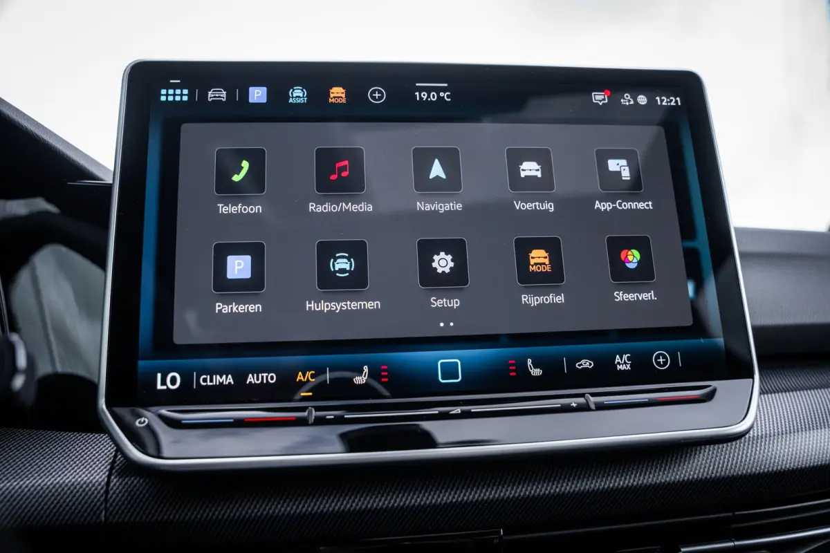 VIII Lim. 1.5 eTSI 110 kW R-Line | Adaptive Cruise Control ACC and Front Assist with Pedestrian and Cyclist Monitoring | Black Style package incl. LED Matrix package | Panoramaschuif-kanteld