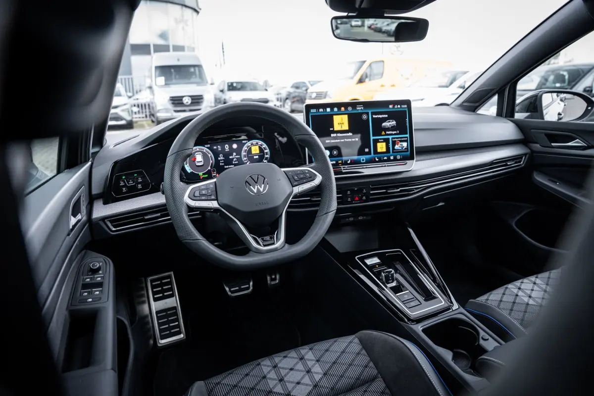 VIII Lim. 1.5 eTSI 110 kW R-Line | Adaptive Cruise Control ACC and Front Assist with Pedestrian and Cyclist Monitoring | Black Style package incl. LED Matrix package | Panoramaschuif-kanteld