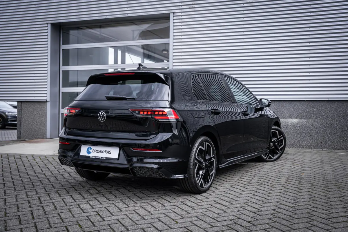 VIII Lim. 1.5 eTSI 110 kW R-Line | Adaptive Cruise Control ACC and Front Assist with Pedestrian and Cyclist Monitoring | Black Style package incl. LED Matrix package | Panoramaschuif-kanteld