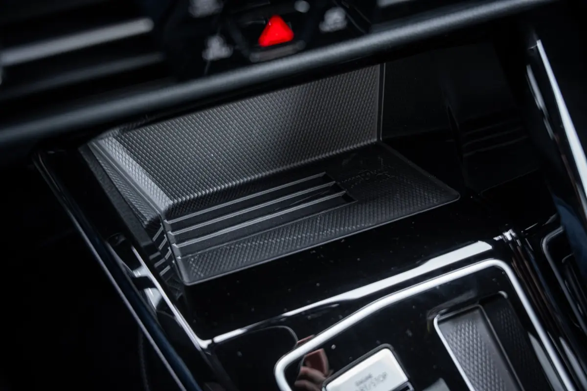 VIII Lim. 1.5 eTSI 110 kW R-Line | Adaptive Cruise Control ACC and Front Assist with Pedestrian and Cyclist Monitoring | Black Style package incl. LED Matrix package | Panoramaschuif-kanteld