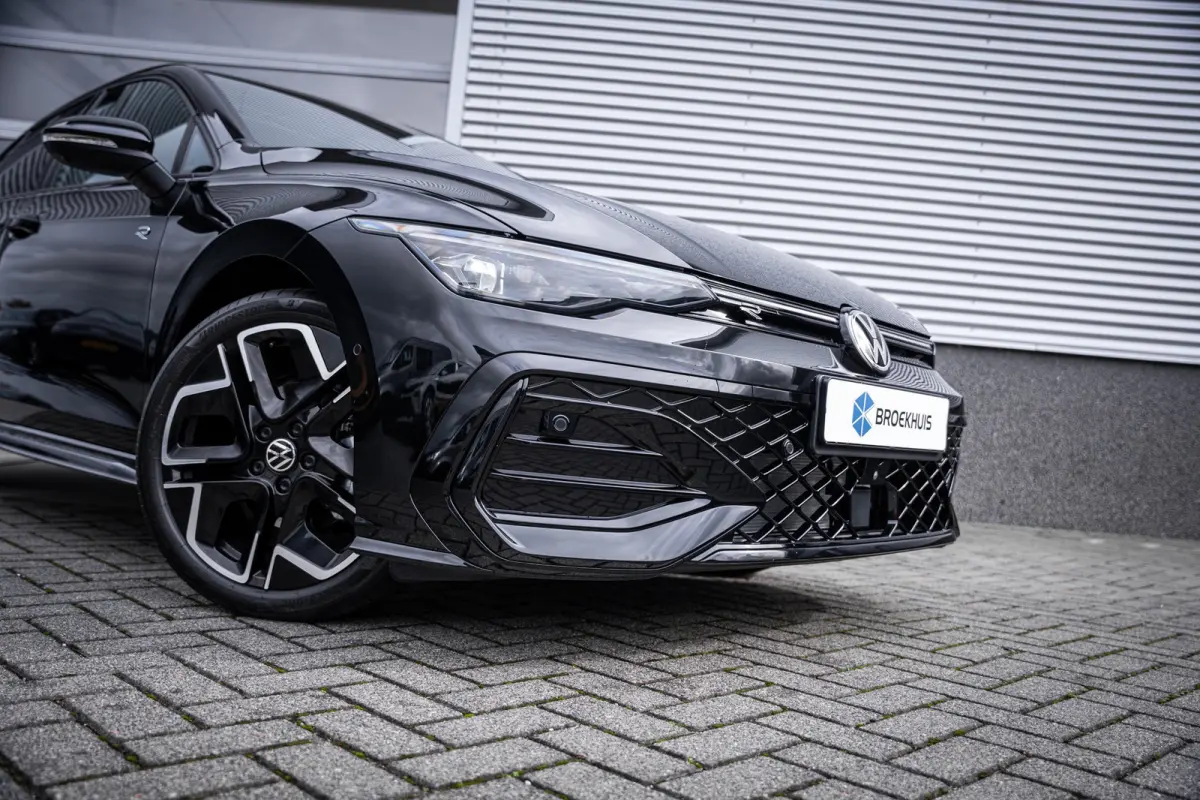 VIII Lim. 1.5 eTSI 110 kW R-Line | Adaptive Cruise Control ACC and Front Assist with Pedestrian and Cyclist Monitoring | Black Style package incl. LED Matrix package | Panoramaschuif-kanteld