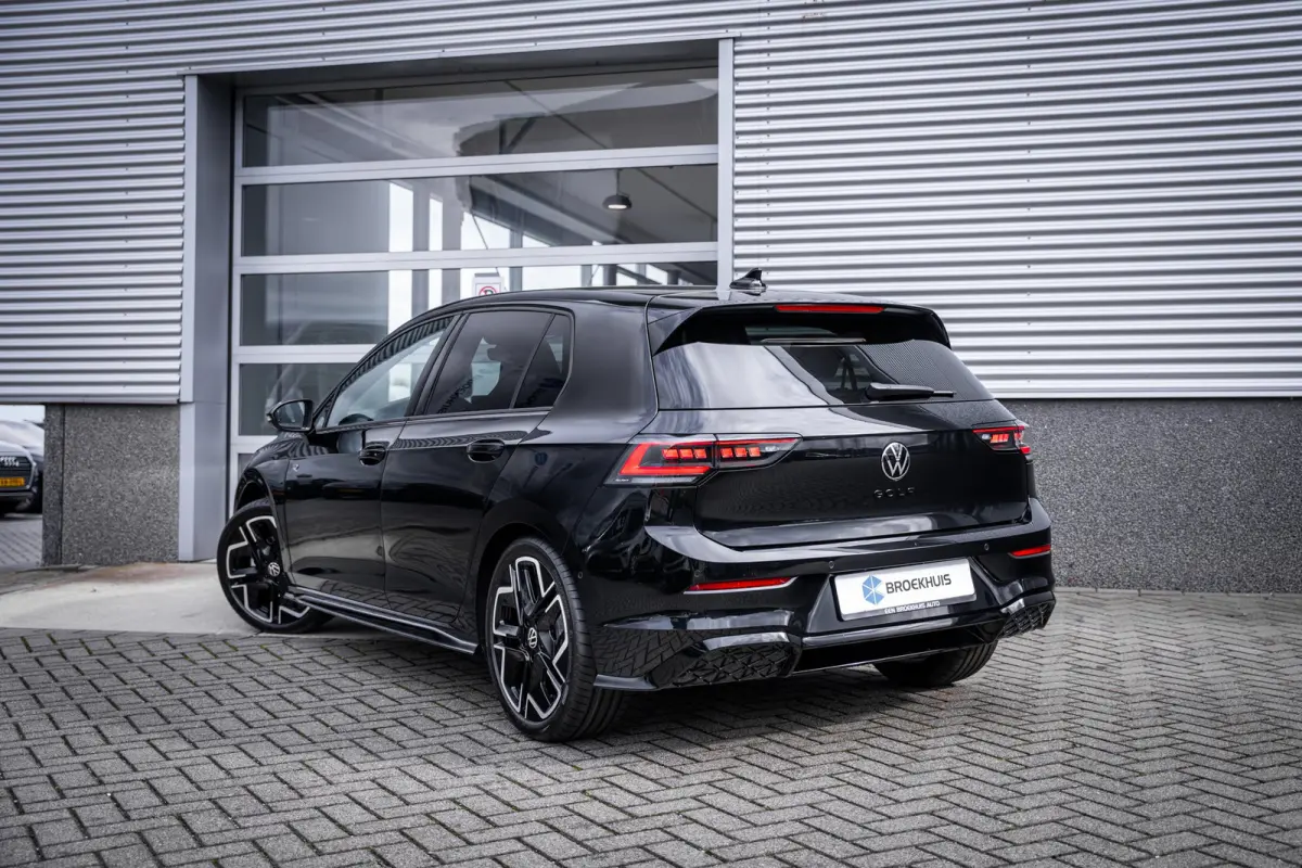 VIII Lim. 1.5 eTSI 110 kW R-Line | Adaptive Cruise Control ACC and Front Assist with Pedestrian and Cyclist Monitoring | Black Style package incl. LED Matrix package | Panoramaschuif-kanteld
