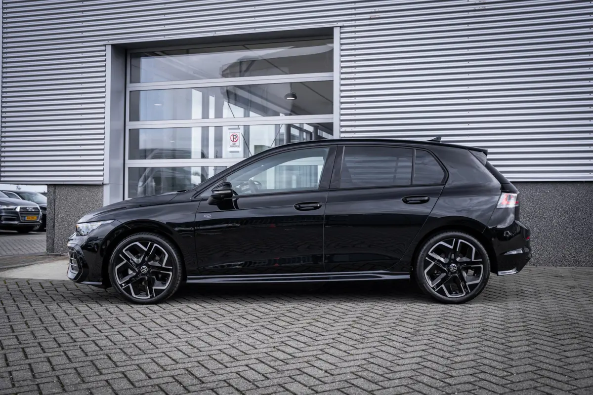 VIII Lim. 1.5 eTSI 110 kW R-Line | Adaptive Cruise Control ACC and Front Assist with Pedestrian and Cyclist Monitoring | Black Style package incl. LED Matrix package | Panoramaschuif-kanteld